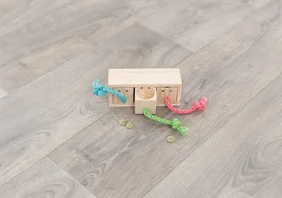 Trixie snack kubus 16 x 6 x 7 cm – hout met drie touwen - Afbeelding 6
