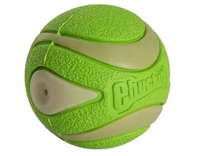 Chuckit Max Glow Ultra Squeaker hondenbal M 6 cm – groen, glow in the dark - Afbeelding 4
