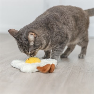 Trixie kattenspeeltje gebakken ei XXL pluche met Amerikaanse catnip 18 cm