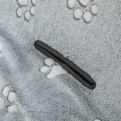 Trixie autobeschermdeken grijs/zwart 145 x 140 cm – fleece, pootjesmotief